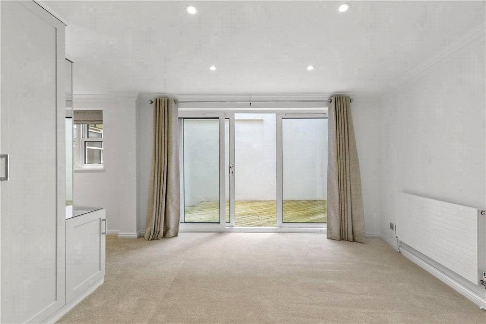 Flat Manson Place in Greater London