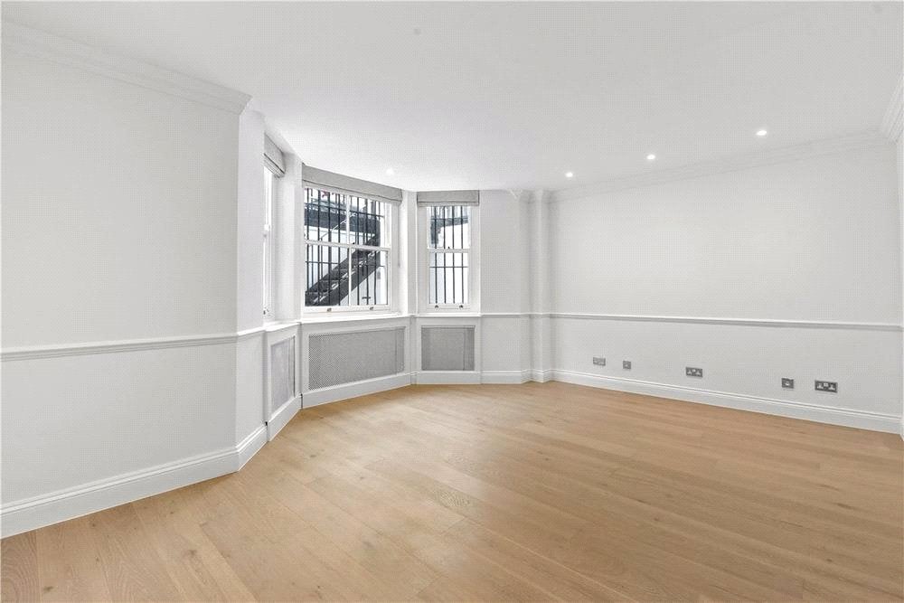 Flat Manson Place in Greater London