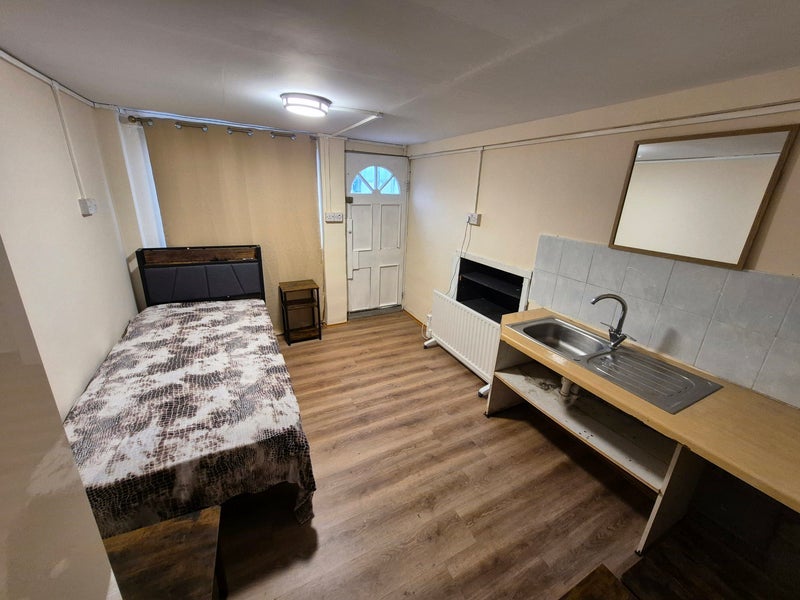 Room Sydney Road in Greater London