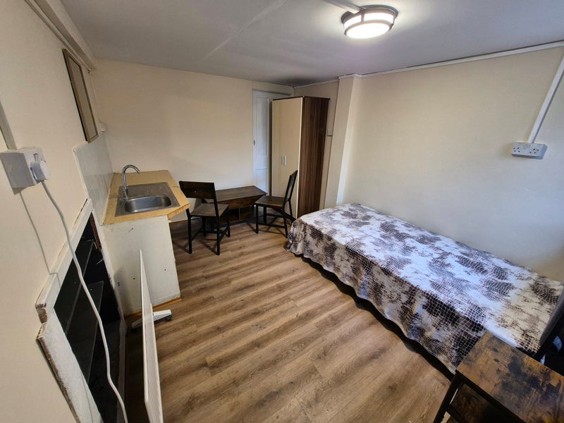 Room Sydney Road in Greater London