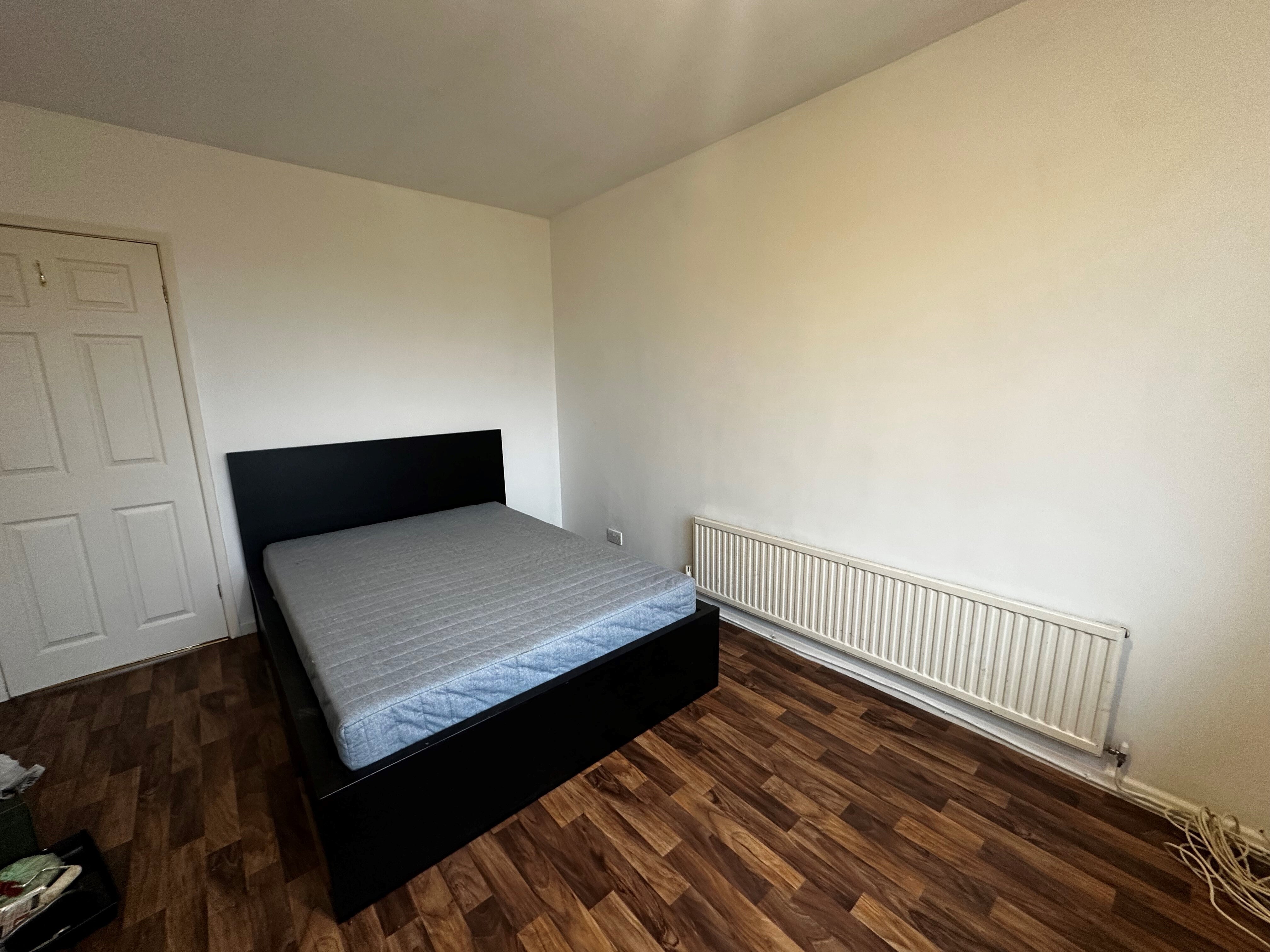 Flat Brooklands Crescent in Trafford