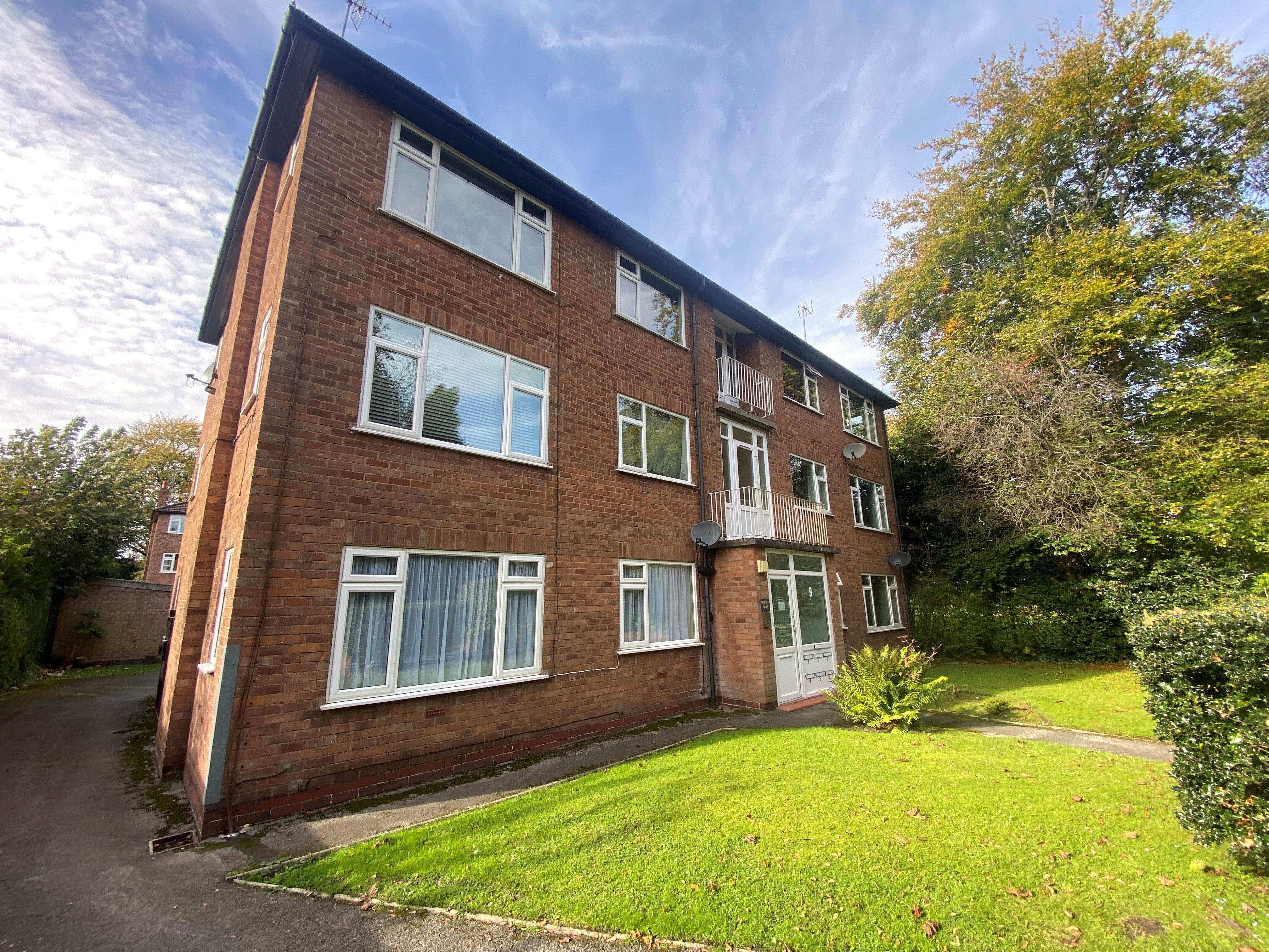 Flat Brooklands Crescent in Trafford