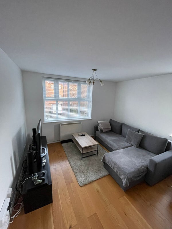 Flat Edison Drive in Greater London