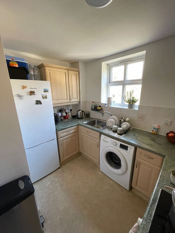 Flat Edison Drive in Greater London