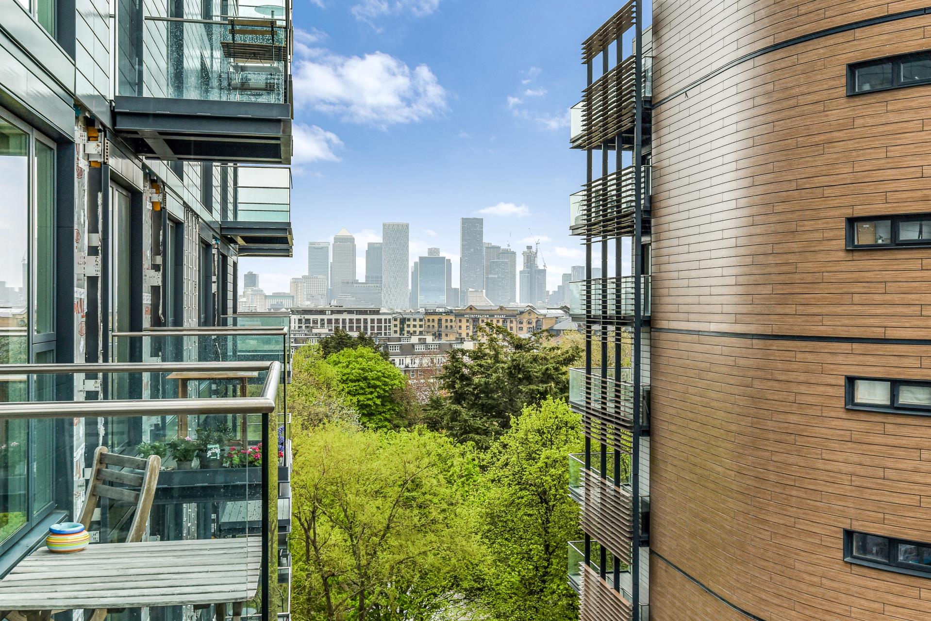 Flat Cobblestone Square in Greater London