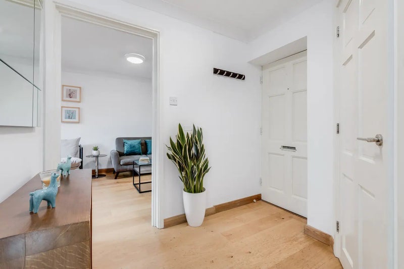 Flat Bartholomew Close in City of London
