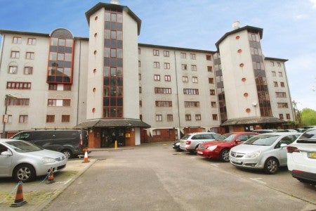 Flat Eleanor Way in Waltham Cross