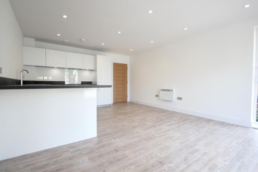 Flat Sycamore Avenue in Woking