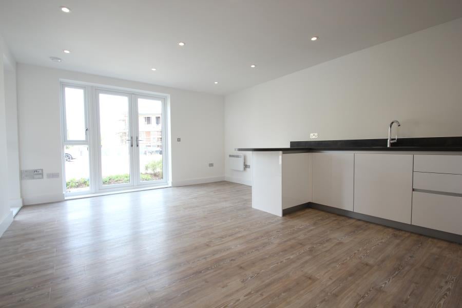 Flat Sycamore Avenue in Woking