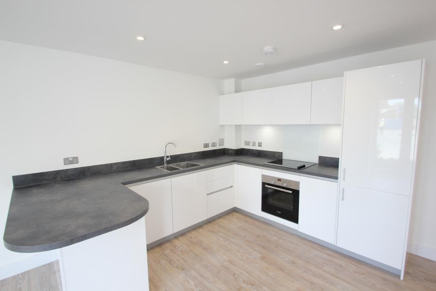 Flat Sycamore Avenue in Woking
