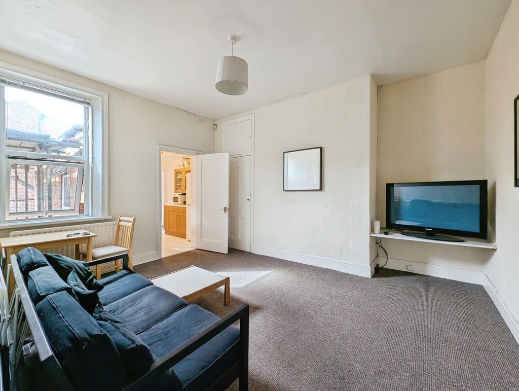 Flat Wingrove Avenue in Newcastle upon Tyne