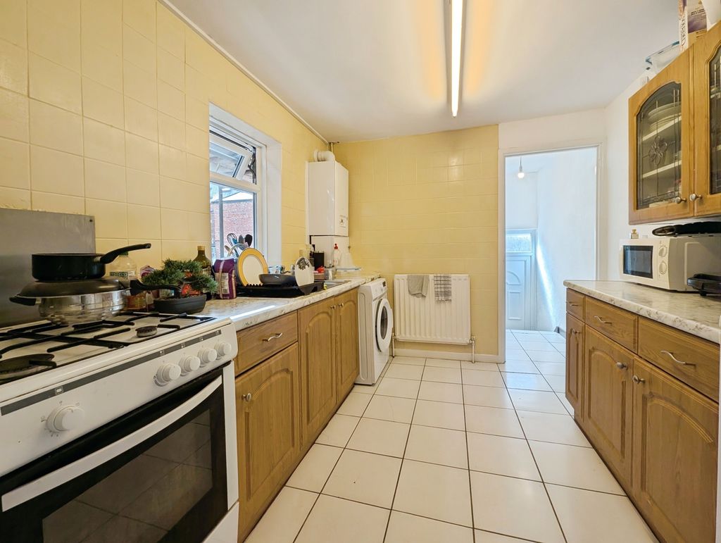 Flat Wingrove Avenue in Newcastle upon Tyne