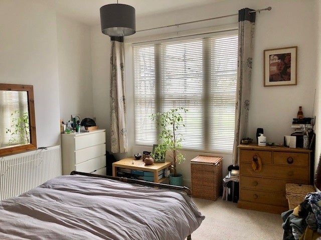 Flat Courthill Road in Greater London