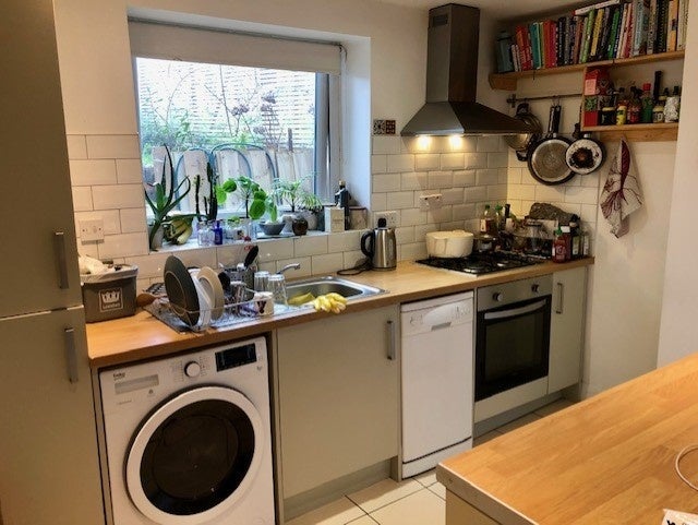 Flat Courthill Road in Greater London