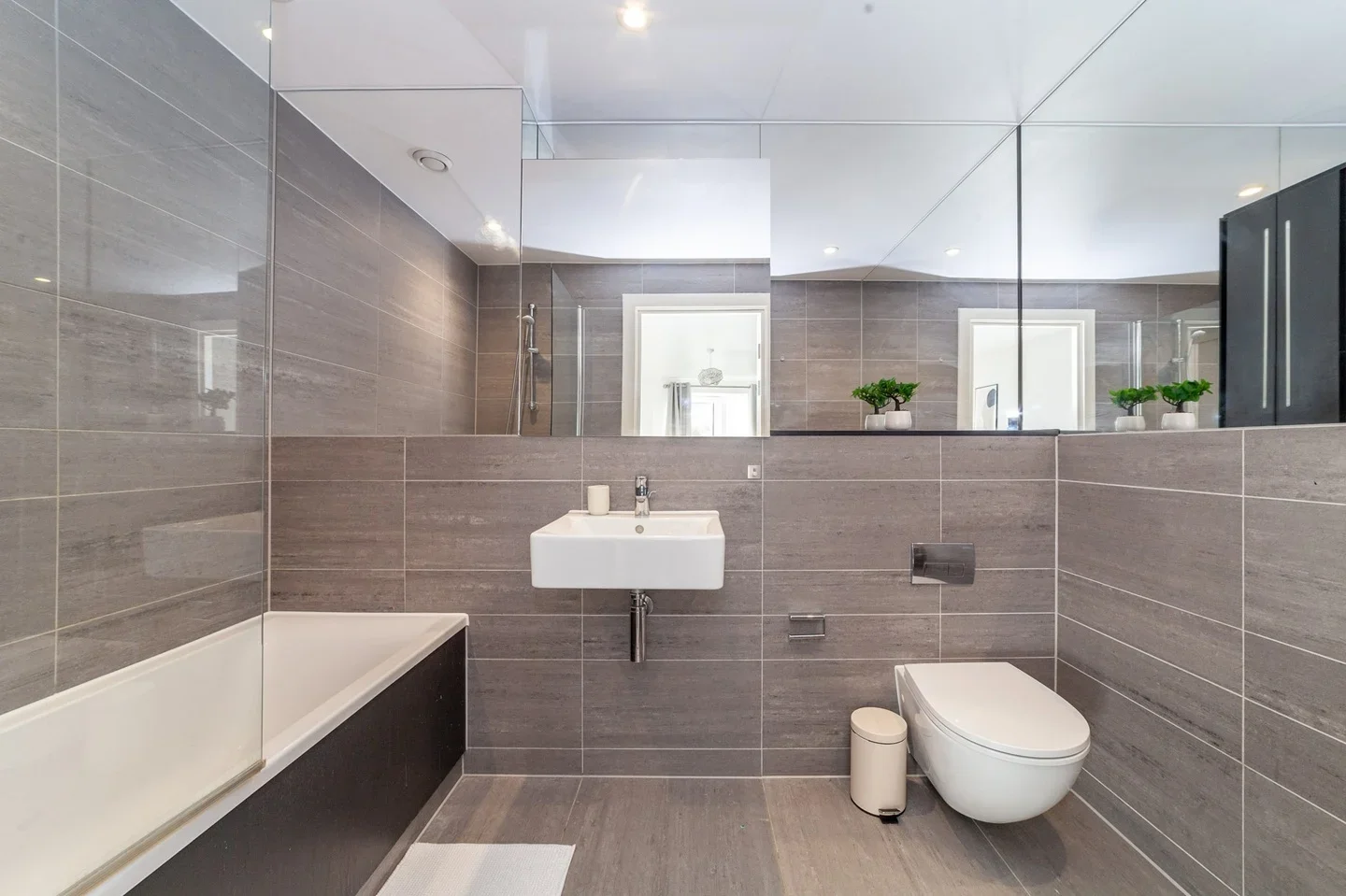 Flat Rossett Way in Greater London