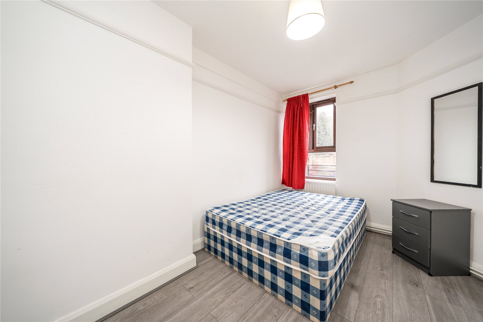 Flat Kintyre Court in Greater London
