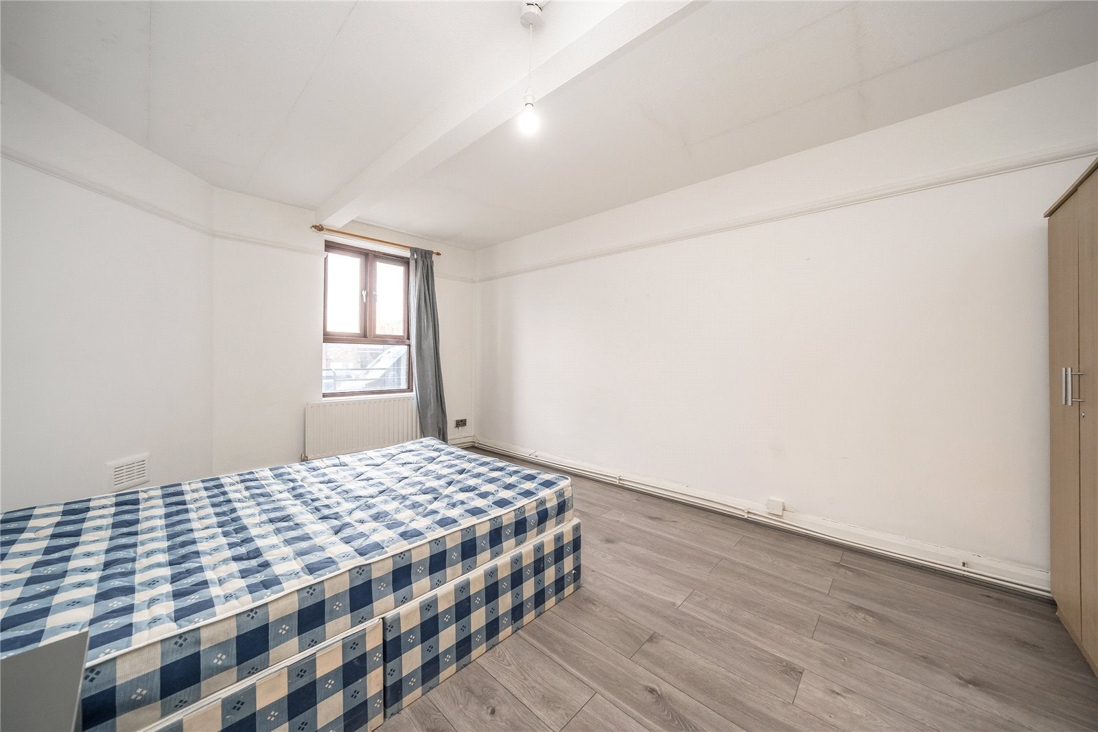 Flat Kintyre Court in Greater London