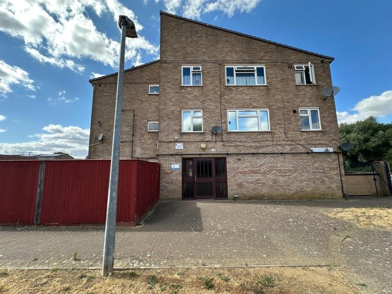 Flat Belvoir Way in Peterborough