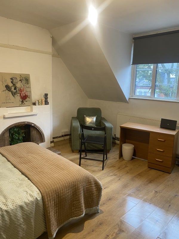 Room Thornton Avenue in Greater London