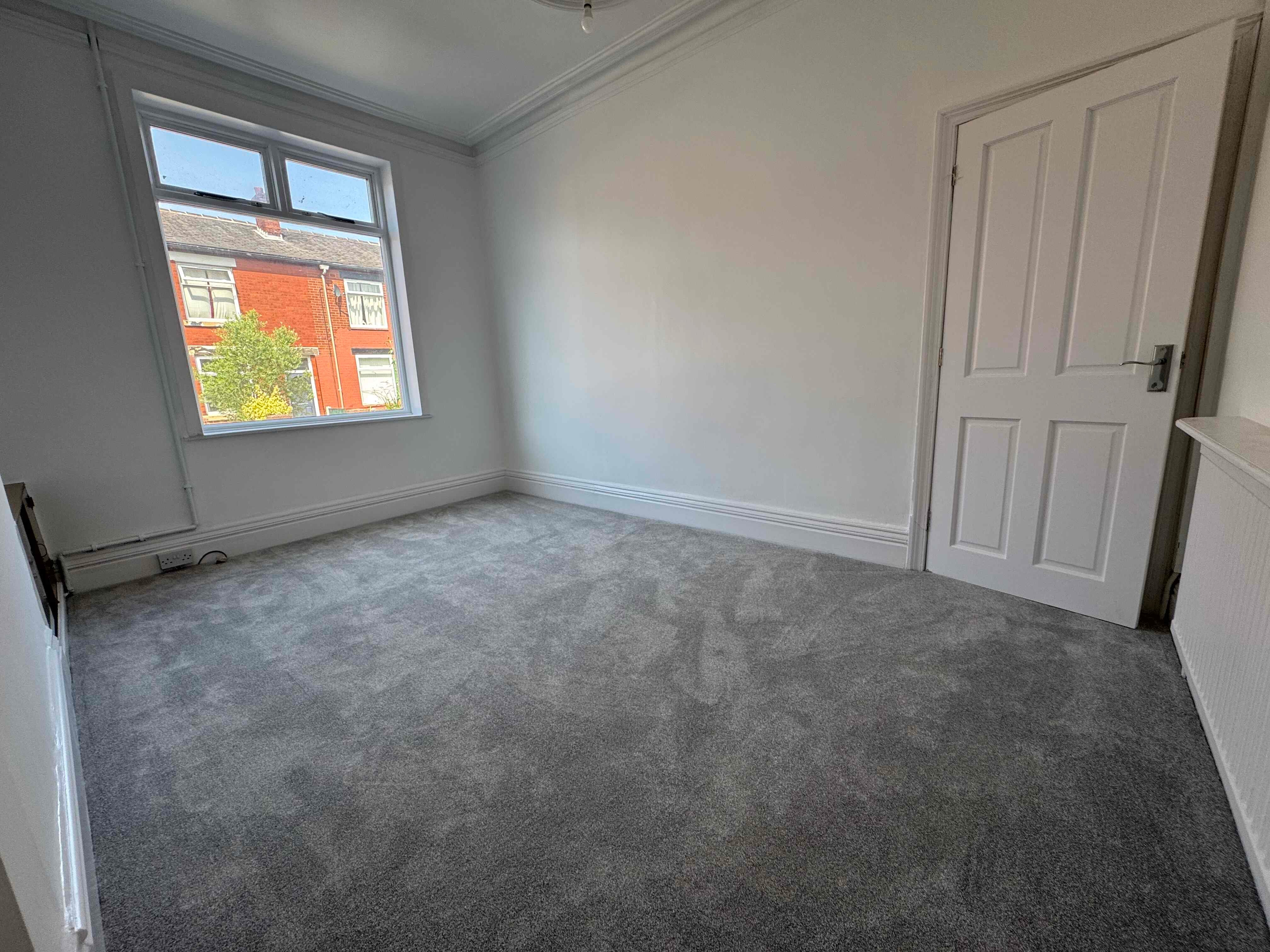 Flat Endsleigh Gardens in Leigh