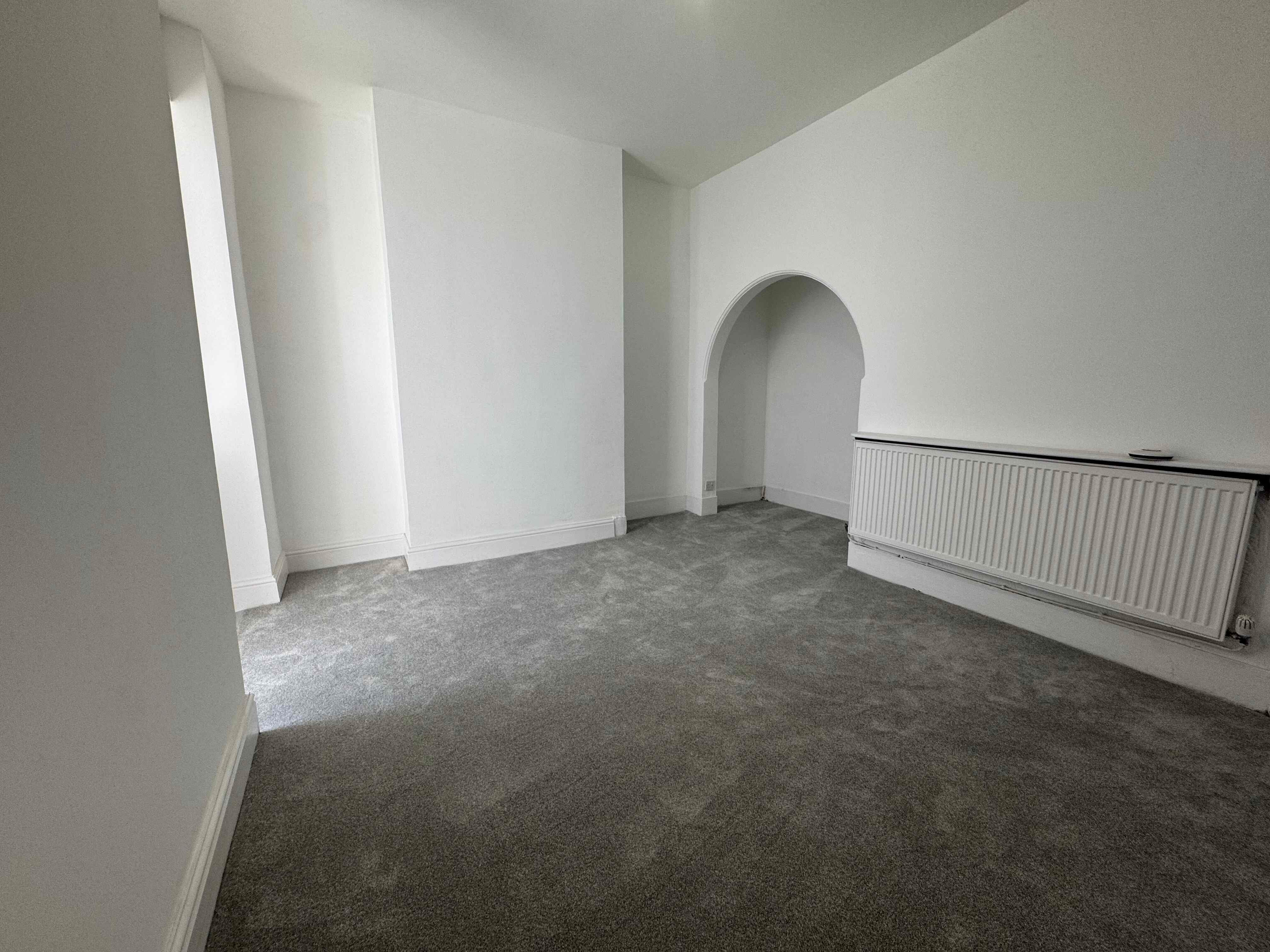 Flat Endsleigh Gardens in Leigh