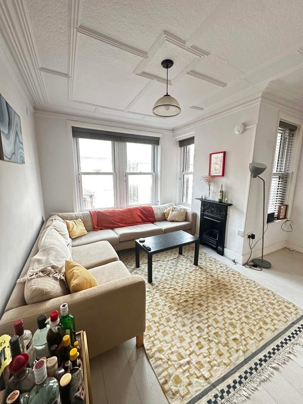 Room Shrubbery Road in Greater London