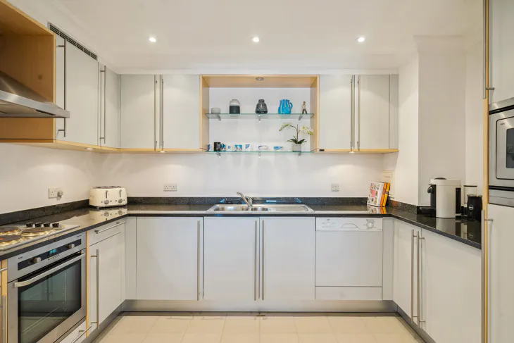 Flat Thomas More Street in Greater London