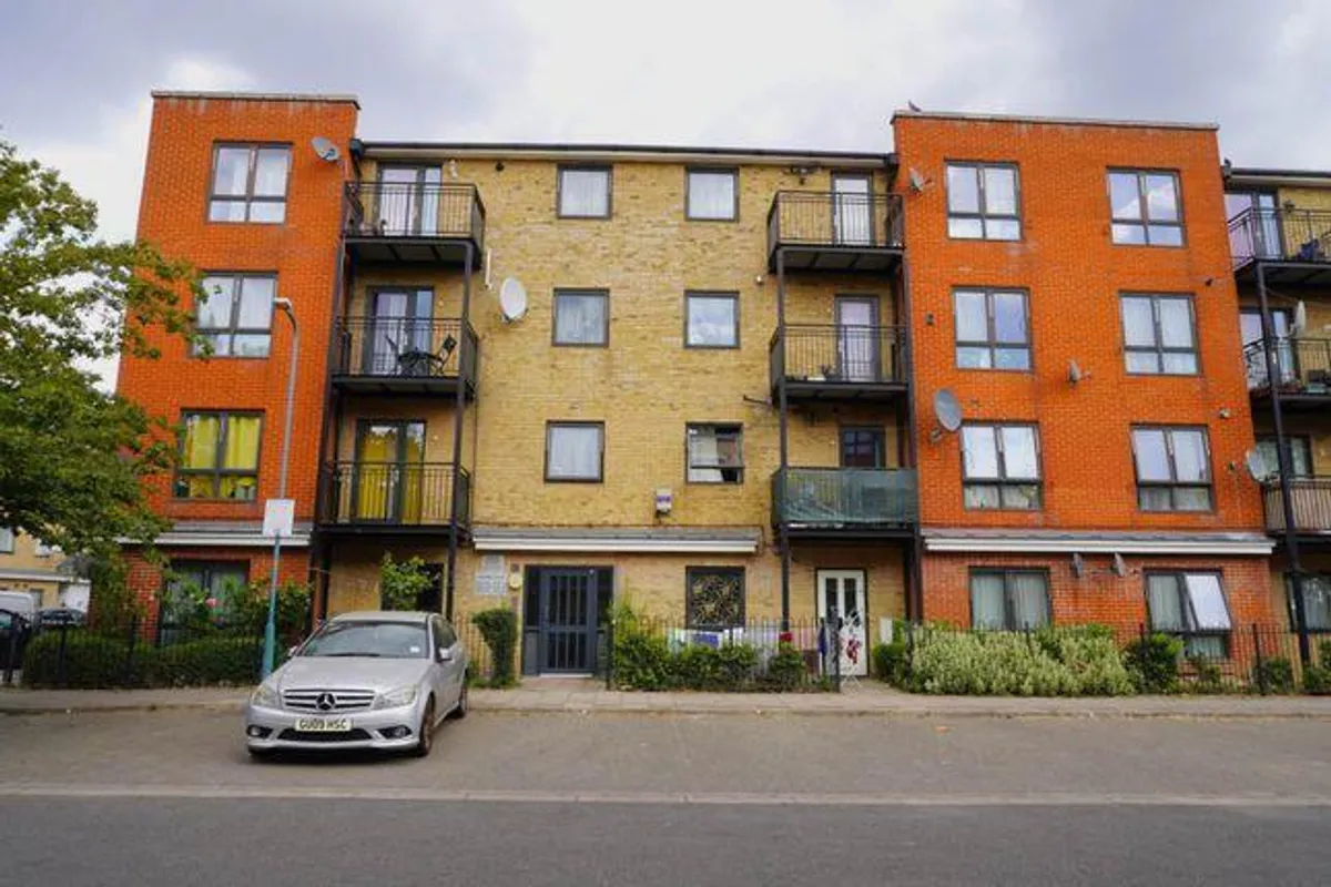 Flat Hirst Crescent in Greater London