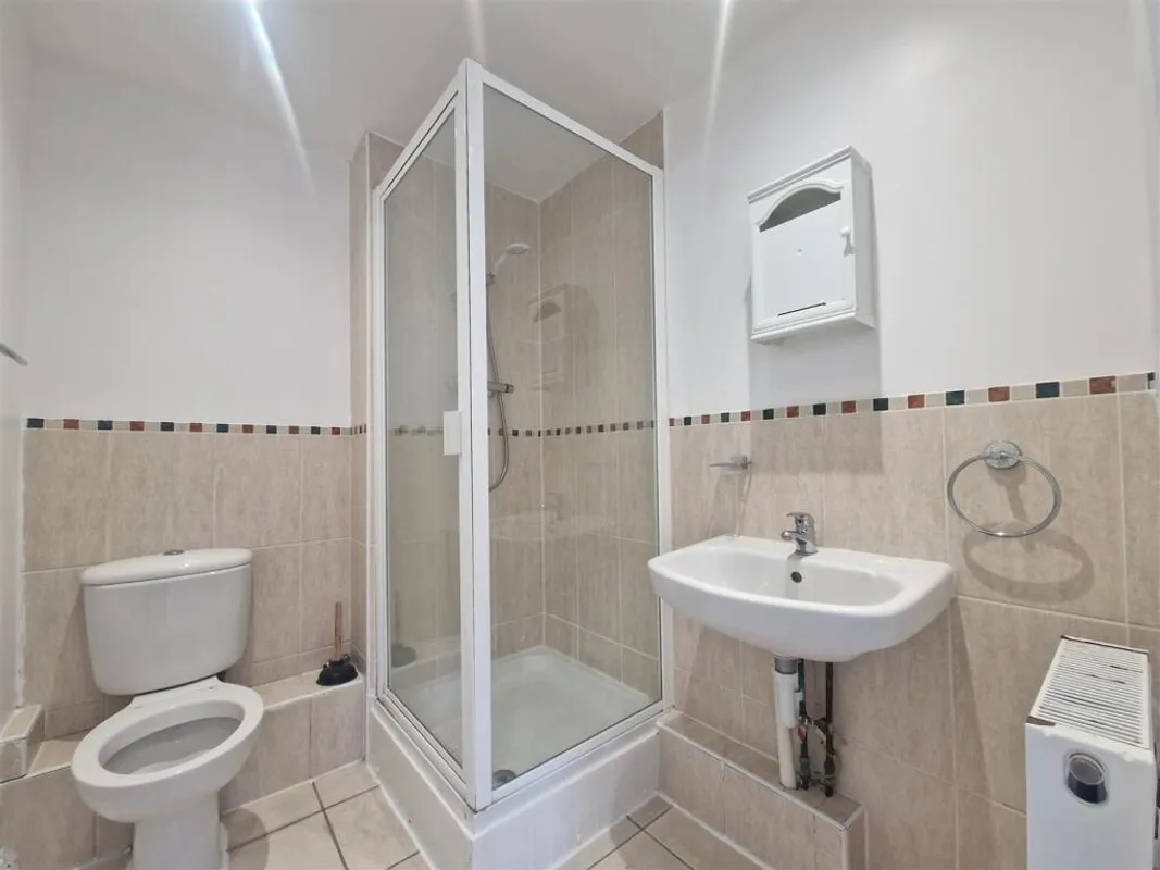 Flat Hirst Crescent in Greater London