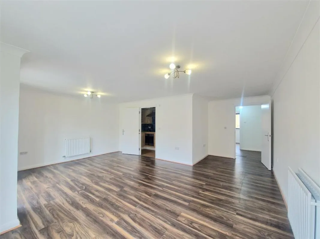 Flat Hirst Crescent in Greater London