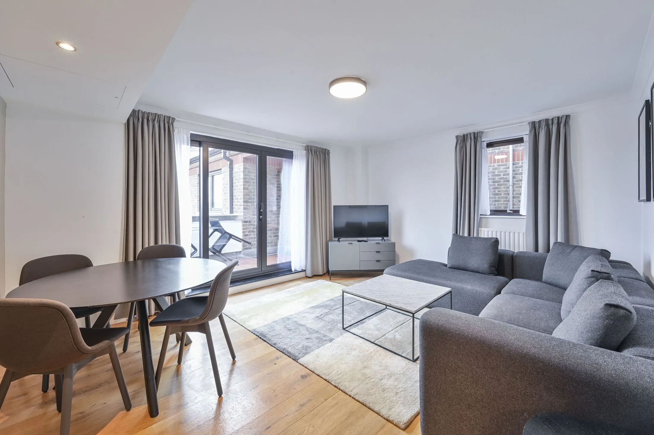 Flat Kensington High Street in Greater London