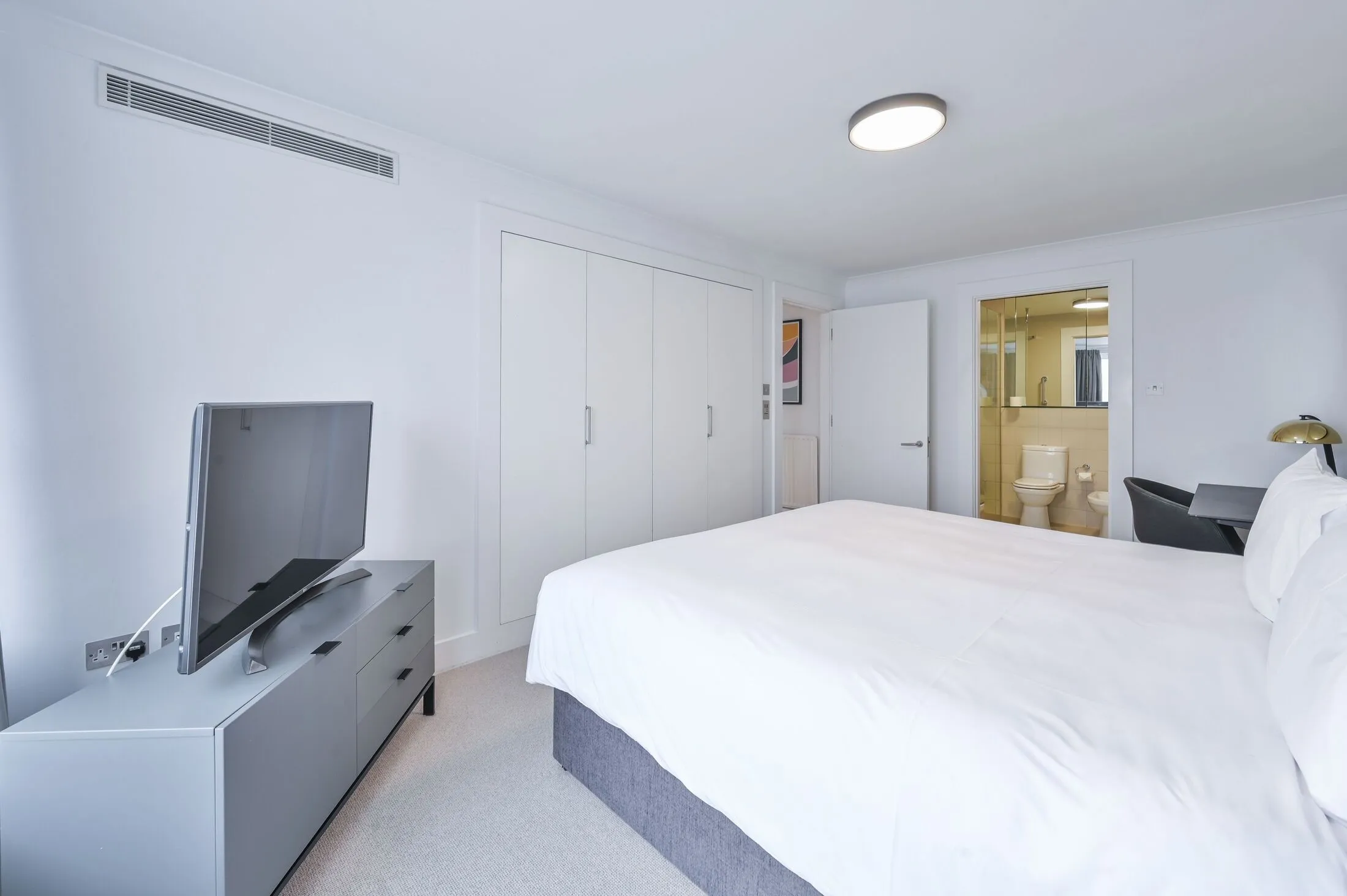 Flat Kensington High Street in Greater London