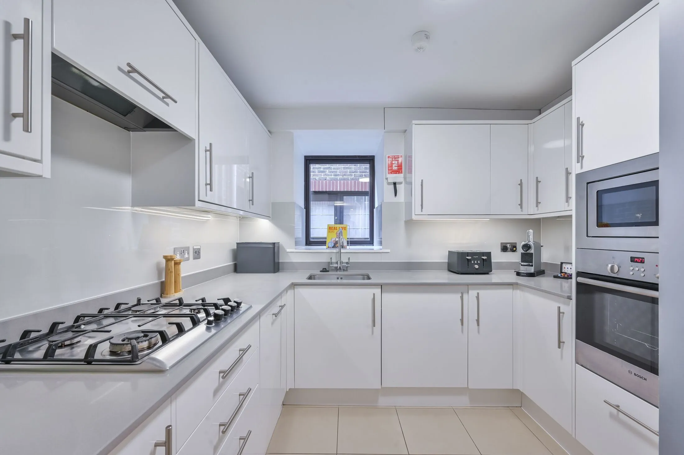 Flat Kensington High Street in Greater London