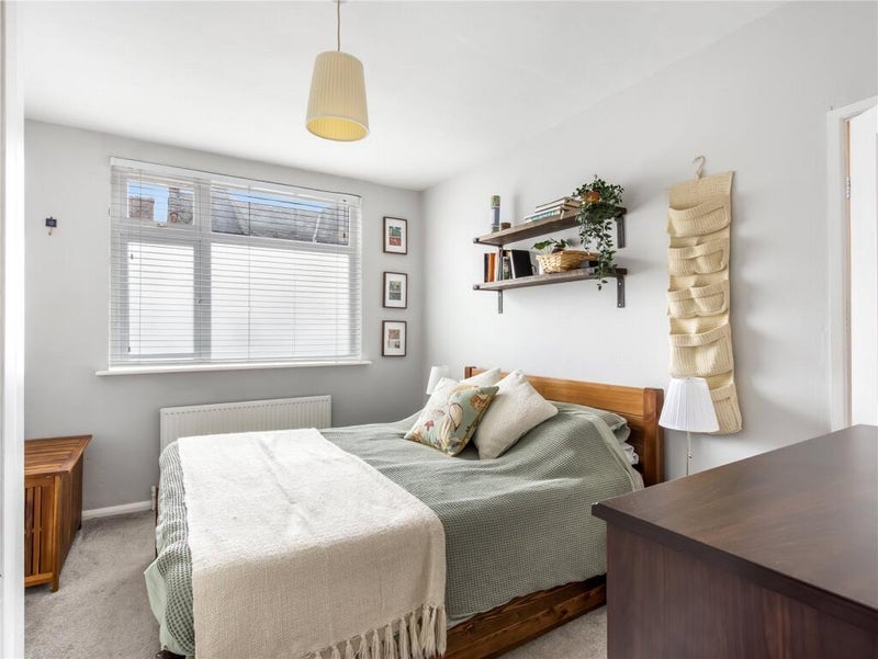 Room Boreham Road in Greater London