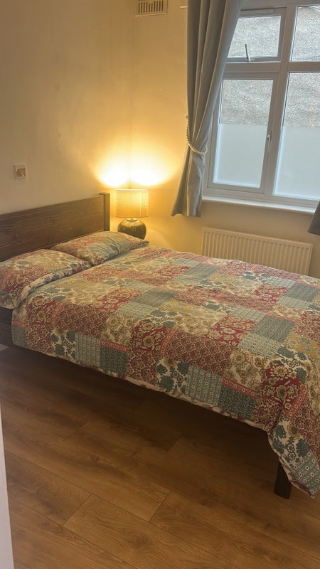 Room Boreham Road in Greater London