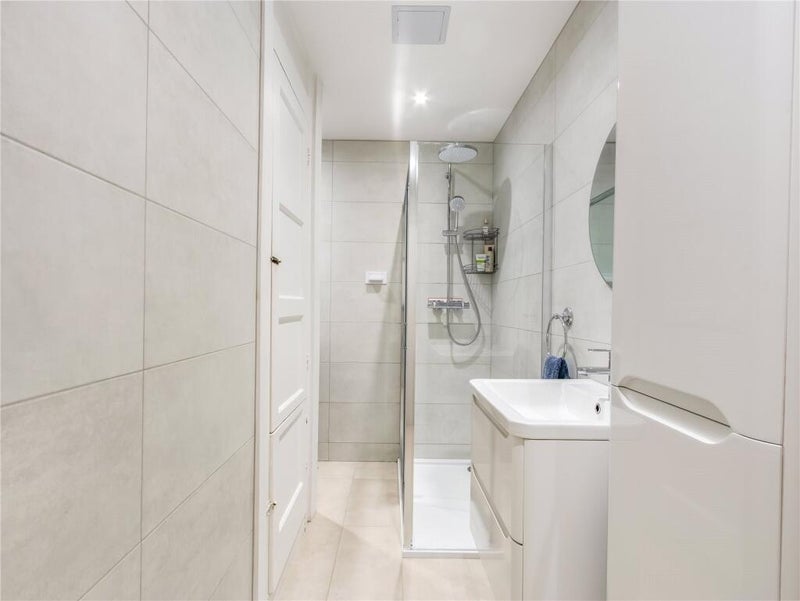 Room Boreham Road in Greater London