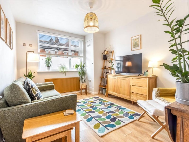 Room Boreham Road in Greater London