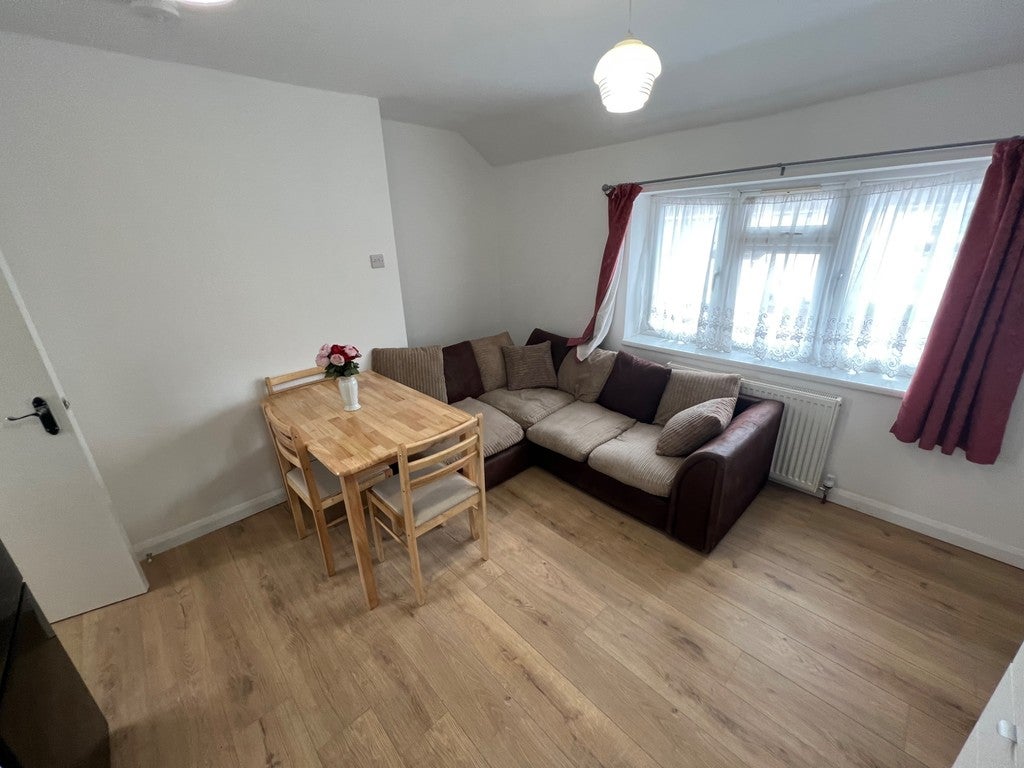 Flat Alexandra Avenue in Greater London