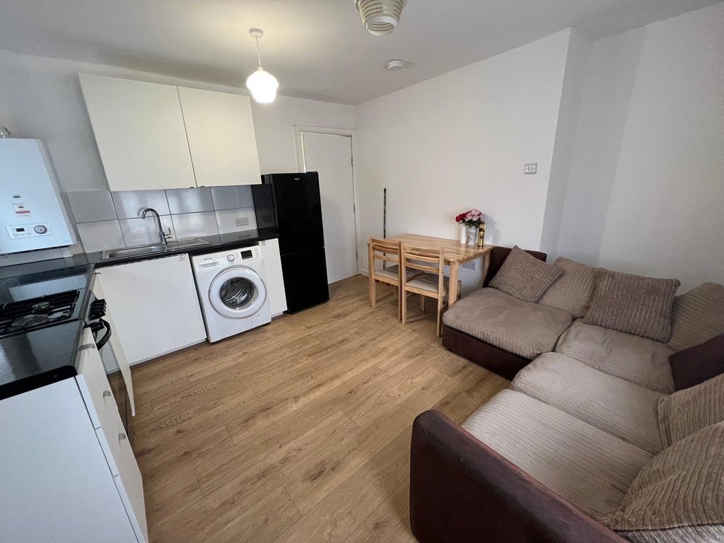 Flat Alexandra Avenue in Greater London
