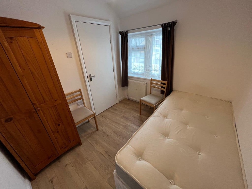 Flat Alexandra Avenue in Greater London