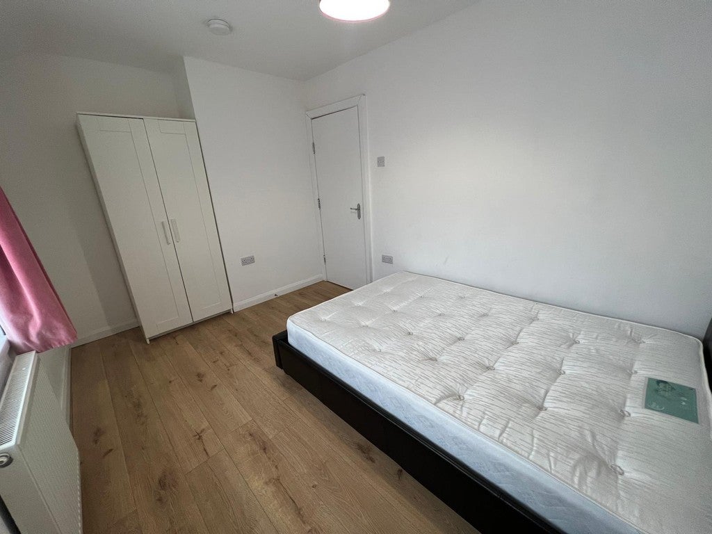 Flat Alexandra Avenue in Greater London