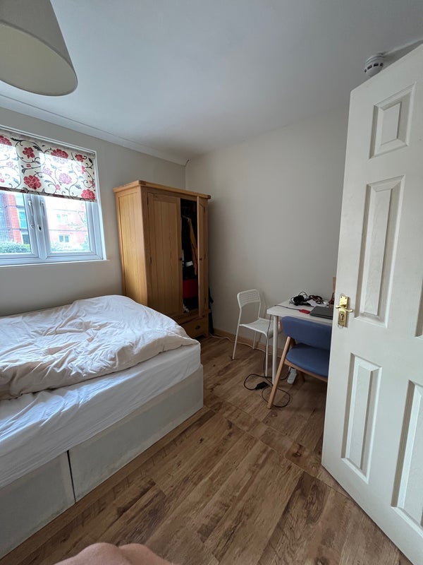 Room Burdett Street in Greater London