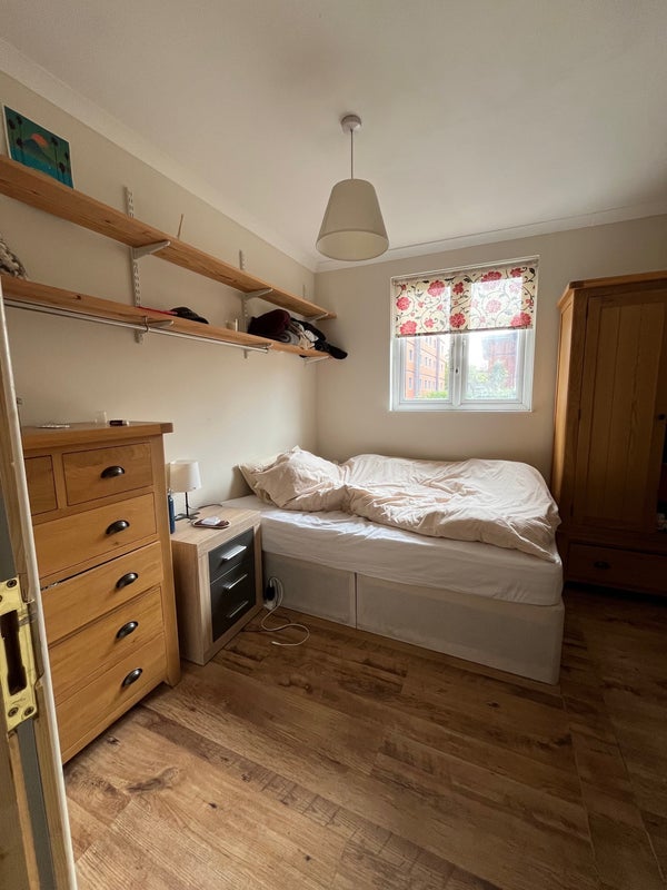 Room Burdett Street in Greater London