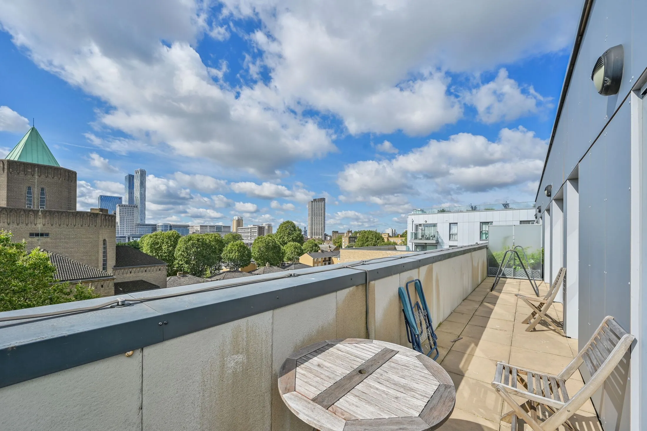 Flat Pinefield Close in Greater London