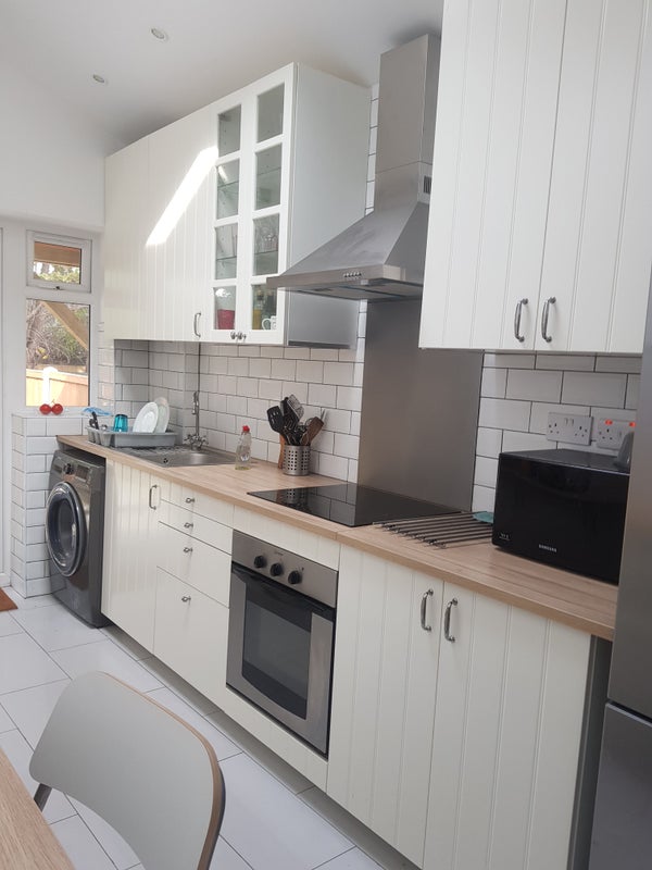 Room Mercers Close in Greater London