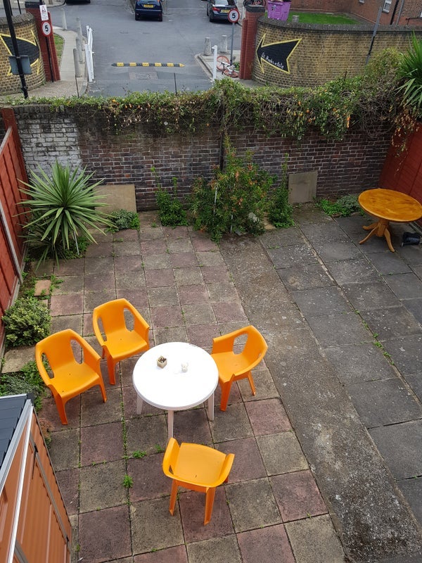 Room Mercers Close in Greater London