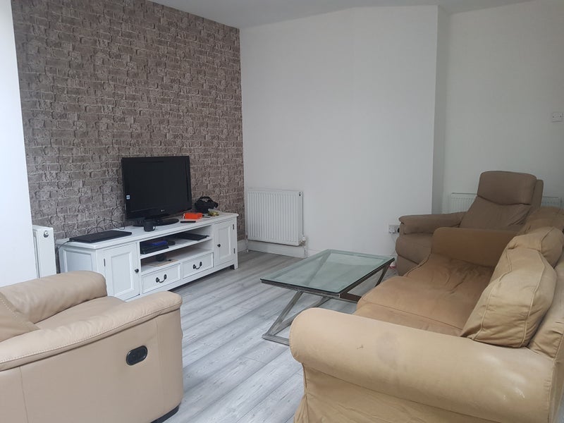 Room Mercers Close in Greater London