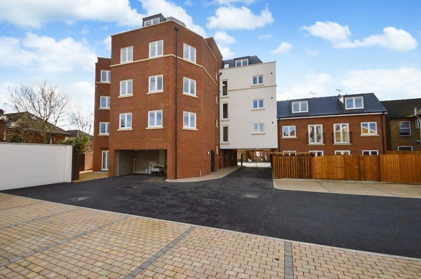 Flat Chalvey Road East in Slough