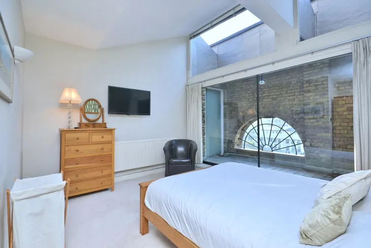 Flat Mews Street in Greater London