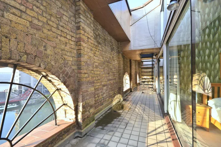 Flat Mews Street in Greater London